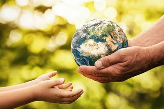 Photo symbolisant la transmission de la planète des anciens vers les plus jeune