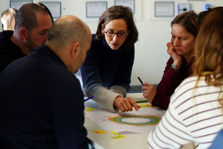 Sarah avec des participants à l'atelier du Donut